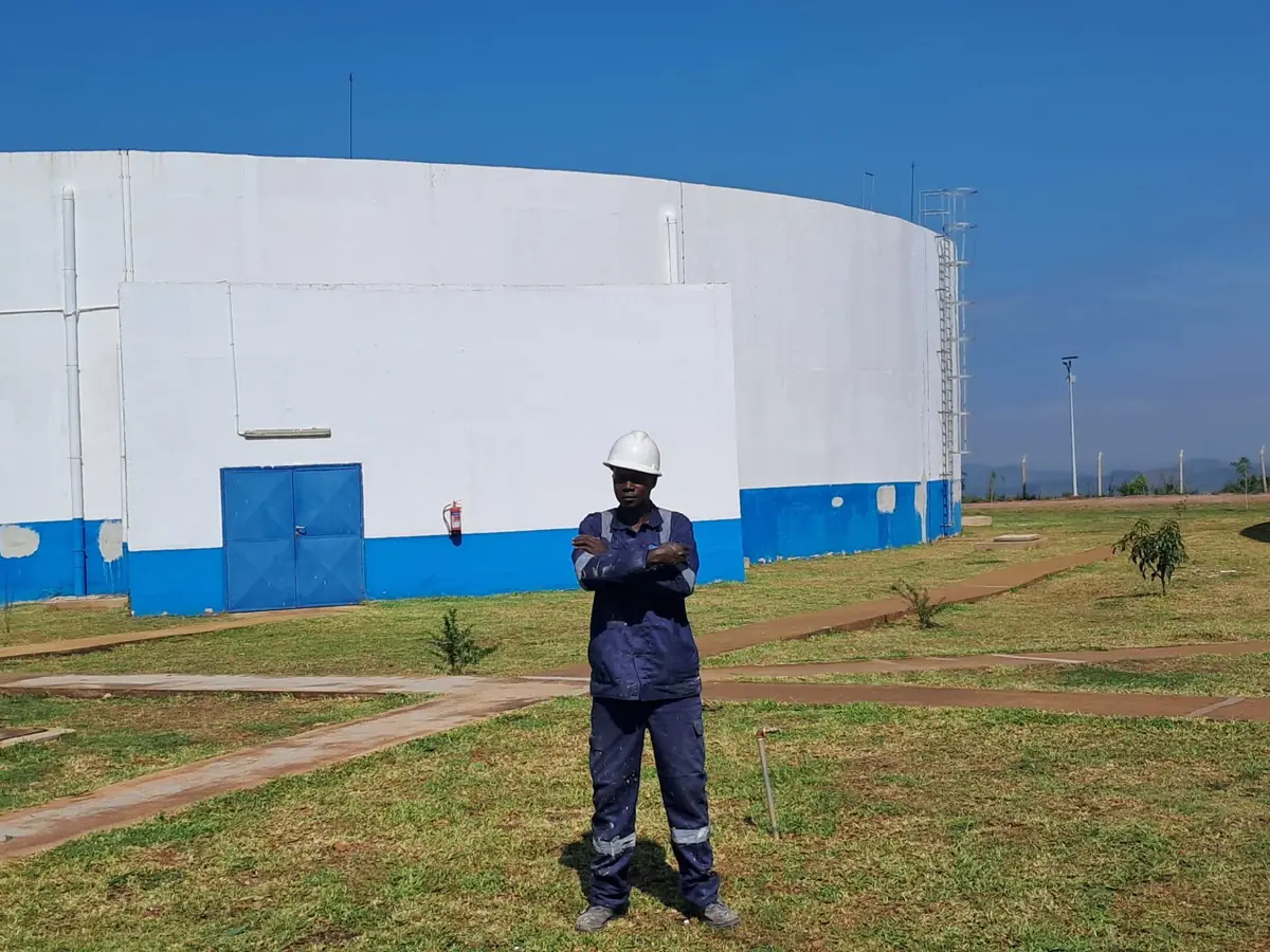 Tetrabuild technician in front of a reinforced concrete water-retaining structure under waterproofing