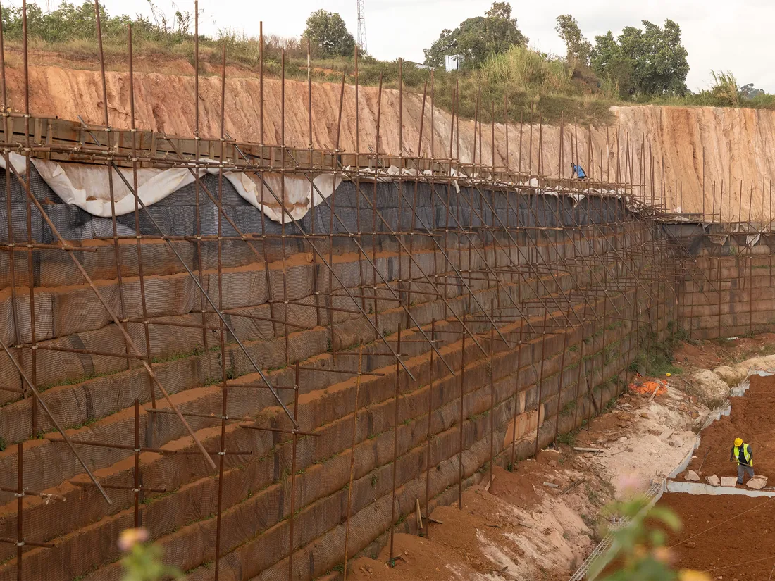 A geogrid-reinforced retaining face under construction in a deep excavation